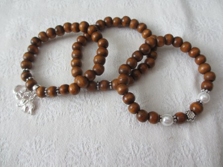 Elastiska armband i trä och nickelfri metall 45:- st Alla tre 120:- 