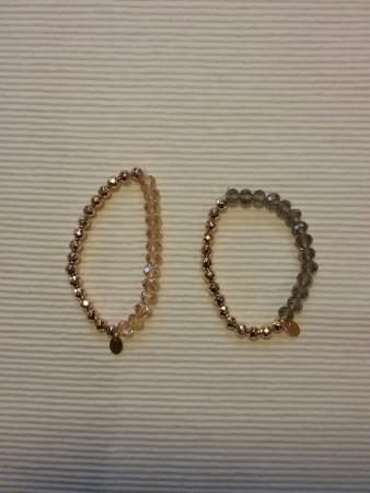 Elastiskt armband med glas och hematit pärlor. 50:- st SÅLT