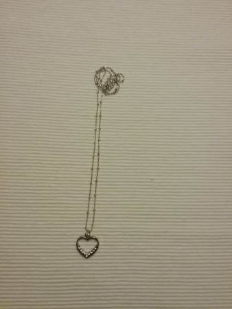 Hjärta i metall med strass. 40:- SÅLT