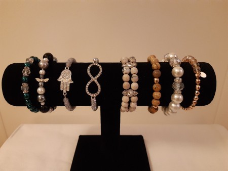 Grönt armband med glas pärlor , Armband med ängel, två glittriga armband i lila50:- st. Dubbelradigt armband 130:-,  armband 70:- vitt armband 50:- glittrigt armband SÅLT